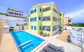 Apartments Mali Nono